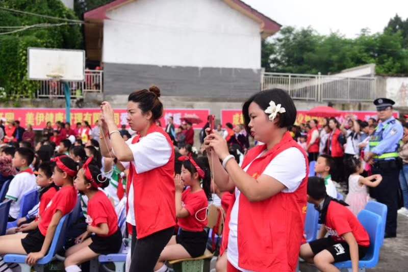 閬中石龍助學慶六一大型公益活動完美落幕